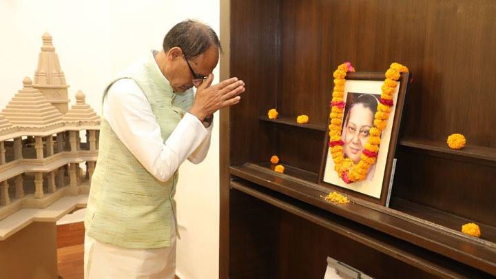मुख्यमंत्री श्री चौहान ने राजमाता श्रीमती सिंधिया की पुण्य-तिथि पर नमन किया